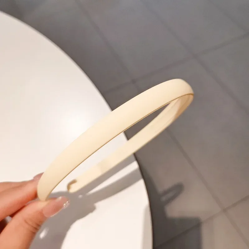 bandeau-cheveux-blanc-minimaliste